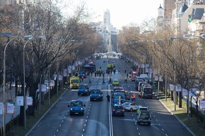 Los taxistas desalojan sus vehículos del paseo de la Castellana. 