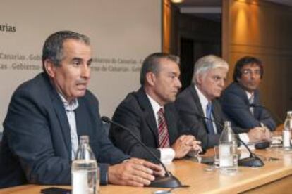 (De i-d) El presidentes de los Cabildos de Fuerteventura, Mario Cabrera (CC, el )presidente de Canarias, Paulino Rivero (CC); su vicepresidente y consejero de Sostenibilidad, José Miguel Pérez (PSOE); y el presidente del Cibildo de Lanzarote Pedro San Ginés (CC).