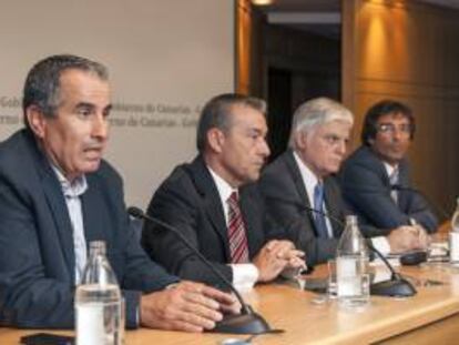 (De i-d) El presidentes de los Cabildos de Fuerteventura, Mario Cabrera (CC, el )presidente de Canarias, Paulino Rivero (CC); su vicepresidente y consejero de Sostenibilidad, José Miguel Pérez (PSOE); y el presidente del Cibildo de Lanzarote Pedro San Ginés (CC).