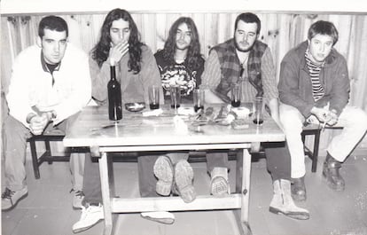 Marea en 1999. Desde la izquierda, David Díaz 'Kolibrí' (guitarra), César Ramallo (guitarra), Eduardo Beaumont 'Piñas' (bajo), Kutxi Romero (voz) y Alén Ayerdi (batería)