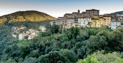 Vista de la aldea de Sassetta, cerca de Castagneto Carducci, en la Toscana (Italia).