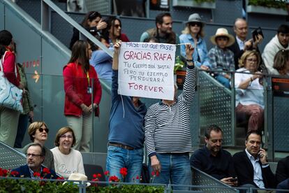 Aficionados de la Caja Mágica muestran su apoyo a Nadal.