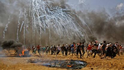 Palestinos corren para protegerse de un ataque del Ejército israelí en la franja de Gaza.