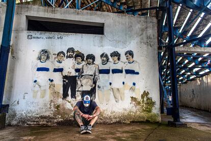 La Plata, Buenos Aires. Estadio Juan Carmelo Zerillo, del Club de Gimnasia y Esgrima La Plata. En la foto: el artista Mauro Valenti, su obra y Diego Maradona.