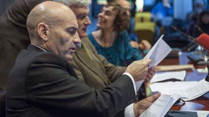 El magistrado Javier Gómez Bermúdez (izquierda), ayer en una mesa redonda.