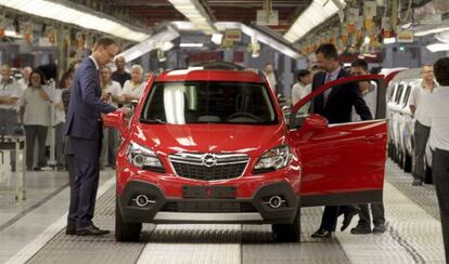 El Rey Felipe VI sube al primer Opel Mokka.