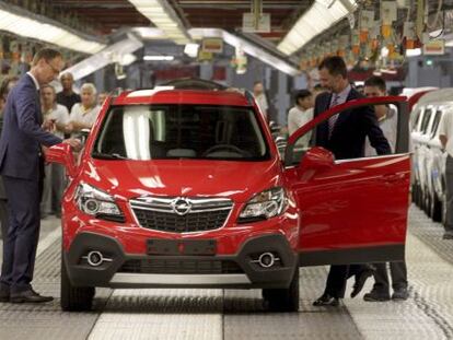 El Rey Felipe VI sube al primer Opel Mokka.