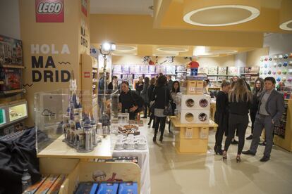 La tienda de La Vaguada, con 190 metros cuadrados, abre sus puertas a los fans de la firma, donde podrán experimentar el universo LEGO con las colecciones más icónicas de la compañía.
