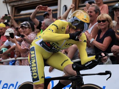 Jonas Vingegaard tras pasar por la meta de Combloux, este martes.