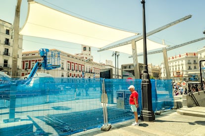 Obras de instalación de toldos en la Puerta del Sol a mediados de junio.