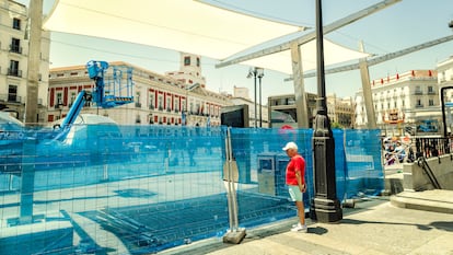 Obras de instalación de toldos en la Puerta del Sol a mediados de junio.