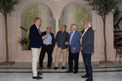 De izquierda a derecha, los comisarios de pabellones en la Expo 92 de Sevilla, Alfonso Bañón (Navarra), Eduardo Méndez (Asturias), Javier Mateo (Aragón), Antonio Rodríguez Almodóvar (Andalucía) y Pedro Bordes (Canarias).