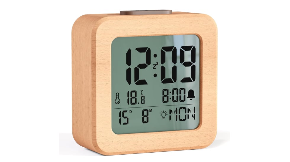 Despertador digital con diseño exterior de madera.