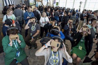 Asistentes de la conferencia de Google probando las gafas de realidad virtual de bajo coste Cardboard.