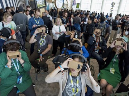 Asistentes de la conferencia de Google probando las gafas de realidad virtual de bajo coste Cardboard.