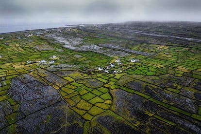 Vista áerea de la isla de Inishmore y sus característicos muros de piedra seca.