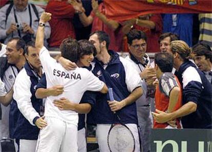 Tommy Robredo es abrazado por Nadal y recibe la felicitación del resto del equipo español tras derrotar a Stepanek.