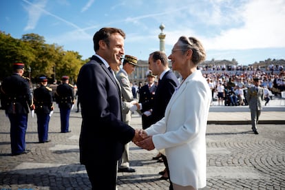 El presidente francs, Emmanuel Macron, es recibido por la primera ministra Elisabeth Borne. Borne super el pasado lunes con facilidad la primera mocin de censura contra su Gobierno, pese a no contar ya con la mayora absoluta en la Asamblea Nacional. 