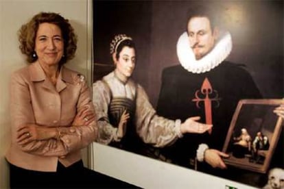 Carmen Iglesias ante <i>Retrato de caballero santiaguista</i> <i>y dama con perro ante un cuadro</i> (1610-1619), anónimo español, en la exposición <i>El mundo que vivió Cervantes.</i>