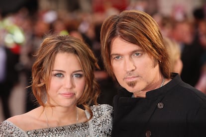 Miley Cyrus y su padre, Billy Ray Cyrus, en la 'premiere' de 'Hannah Montana: The Movie' en 2009.