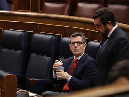 El ministro de la Presidencia, Relaciones con las Cortes y Memoria Democrática, Félix Bolaños (en el centro), este 12 de mayo, en el Congreso.