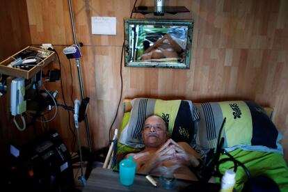 Alain Cocq, de 57 años, en la cama en la que vive postrado en su casa en Dijon, el 19 de agosto.