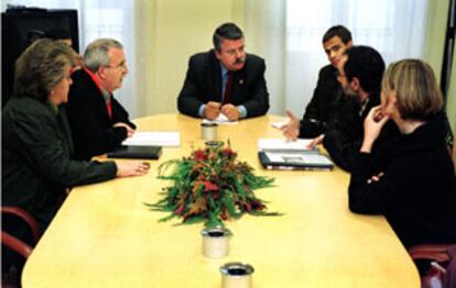 El Síndic de Greuges, Bernardo del Rosal, reunido ayer con los representantes de la asociación Amics del Carme.