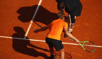 Goffin protesta al árbitro Mourier durante el partido contra Nadal.