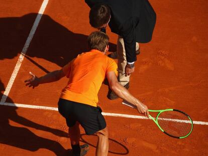 Goffin protesta al árbitro Mourier durante el partido contra Nadal.