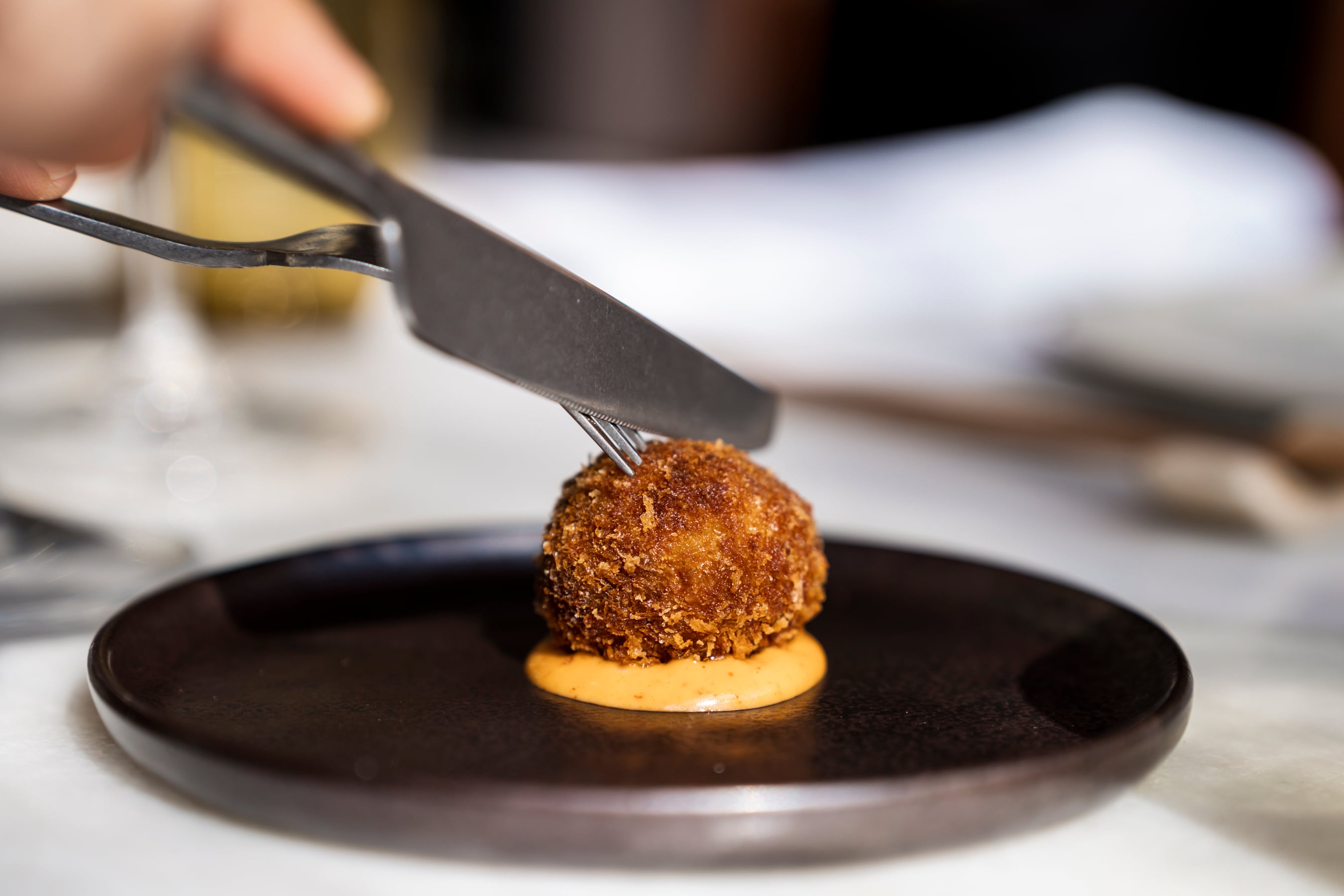 La croqueta elaborada con rabo de toro y rebozada en el pan rallado japonés panko de NOMO.