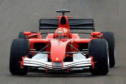 Michael Schumacher, al volante del nuevo bólido rojo para 2006.