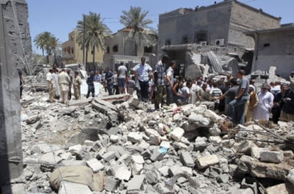 Restos devastados de varios inmuebles en un barrio de Trípoli tras una incursión aérea de la aviación de la Alianza.