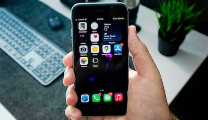 Pantalla de inicio de un iPhone con varios iconos de aplicaciones