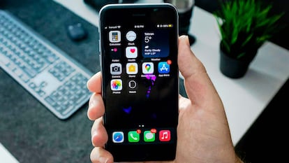 Pantalla de inicio de un iPhone con varios iconos de aplicaciones