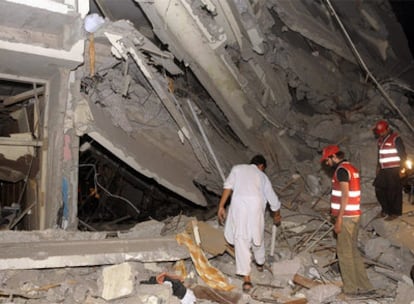 Voluntarios buscan supervivientes entre los escombros del hotel Pearl Continental, de la localidad paquistaní de Peshawar