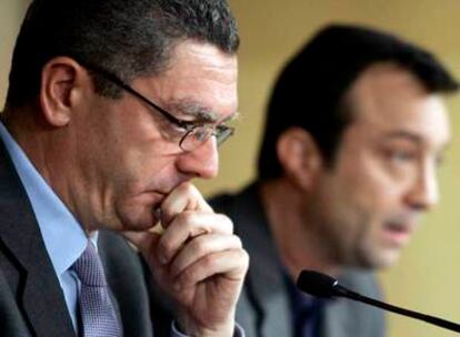 El alcalde de Madrid, Alberto Ruiz-Gallardón, y el vicealcalde, Manuel Cobo, en la rueda de prensa de ayer.