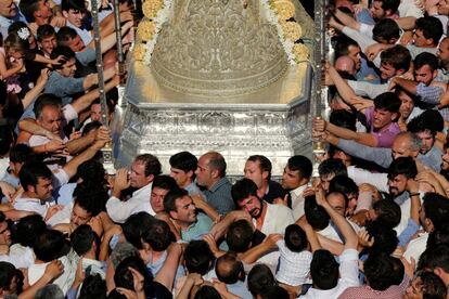 Multitud de peregrinos llevan a la Virgen del Rocío.