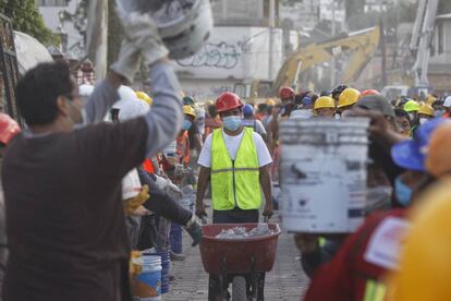Rescatistas y voluntarios realizan trabajos de remoci&oacute;n de escombros en el poblado de San Gregorio, Ciudad de M&eacute;xico (M&eacute;xico). 