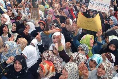 Cientos de mujeres protestan en Diyarbakir, la principal ciudad de las provincias kurdas de Turquía.