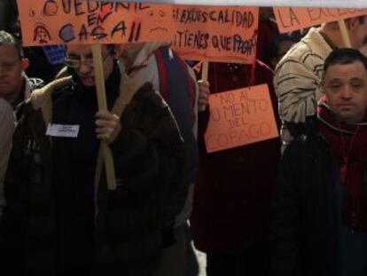 Manifestantes en una protesta en Sevilla contra los recortes del Gobierno en Dependencia.