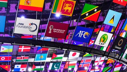 Banderas de los países participantes en el sorteo del Mundial de Qatar.