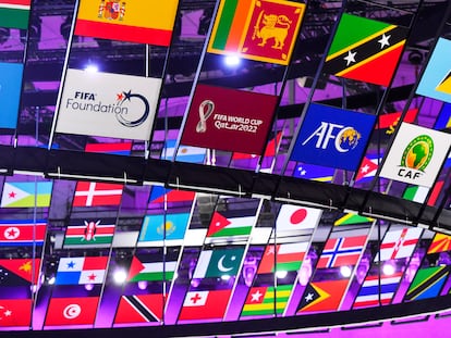 Banderas de los países participantes en el sorteo del Mundial de Qatar.