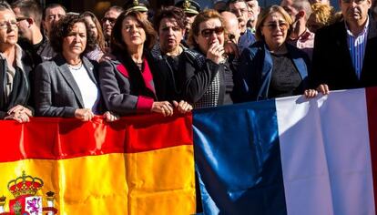 Granada ha celebrado esta mañana una concentración de apoyo a las víctimas de los atentados que ha contado con la presencia de familiares de Juan Alberto González, fallecido en París.