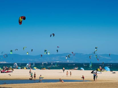 La playa de Valdevaqueros, en Tarifa (Cádiz), repleta de velas de kitesurf y windsurf.