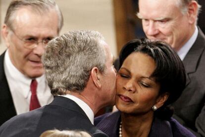 George W. Bush besa a la secretaria de Estado, Condoleezza Rice, al finalizar su discurso en el Congreso.