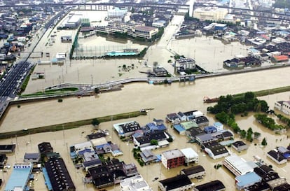 Un terraplén del río Shinkawa colapsó en 2000 las calles de Nagoya (Japón) tras una serie de lluvias torrenciales. Como Tokio, Nagoya vive bajo la amenaza permanente de tsunamis.