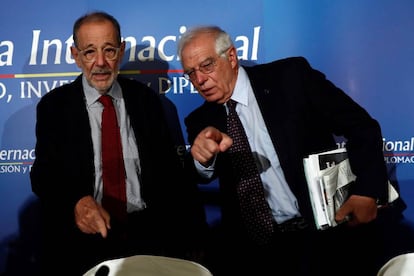 El ministrode Exteriores, José Borrell, derecha, junto al exsecretario general de la OTAN Javier Solana. 