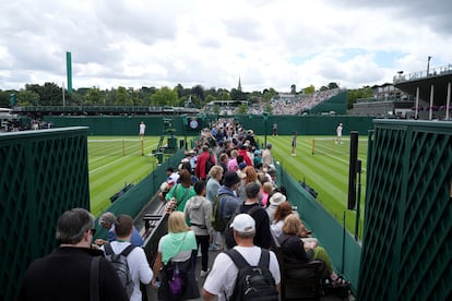 Los espectadores caminan hacia las canchas el primer día de los campeonatos de tenis de Wimbledon. El español Rafael Nadal debuta el martes contra el argentino Francisco Cerúndolo en el segundo turno de la central de Wimbledon.