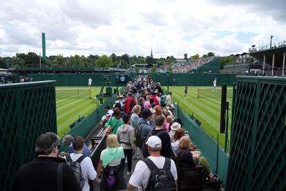 Los espectadores caminan hacia las canchas el primer día de los campeonatos de tenis de Wimbledon. El español Rafael Nadal debuta el martes contra el argentino Francisco Cerúndolo en el segundo turno de la central de Wimbledon.