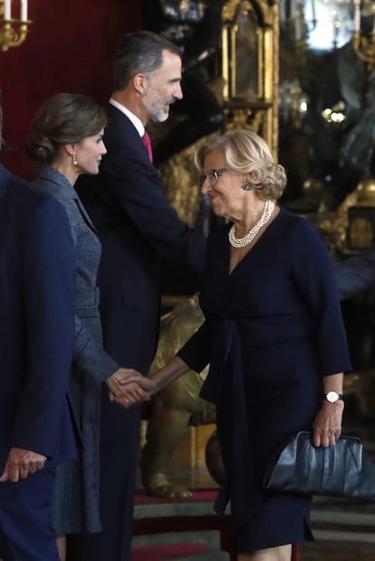 La reina Letizia saluda a la alcaldesa de Madrid, Manuela Carmena.